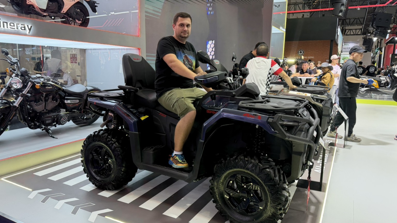 КВАДРОХАТА знайомиться з квадроциклами SWM Power Sports на виставці в Китаї